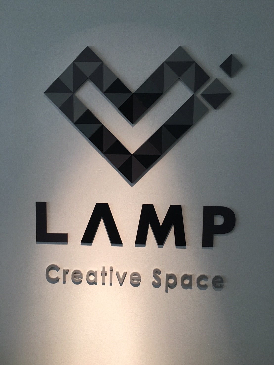 LAMP株式会社様 アクリル造作サイン施工 | 【福岡の看板製作】株式会社